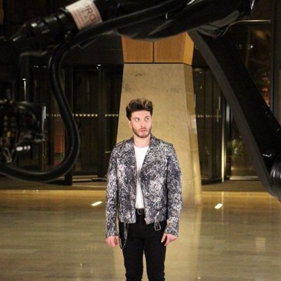 Blas Cantó en un museo grabando su postal de Eurovisión 2020