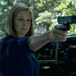 Wendy Byrde empuña una pistola en la tercera temporada de 'Ozark'