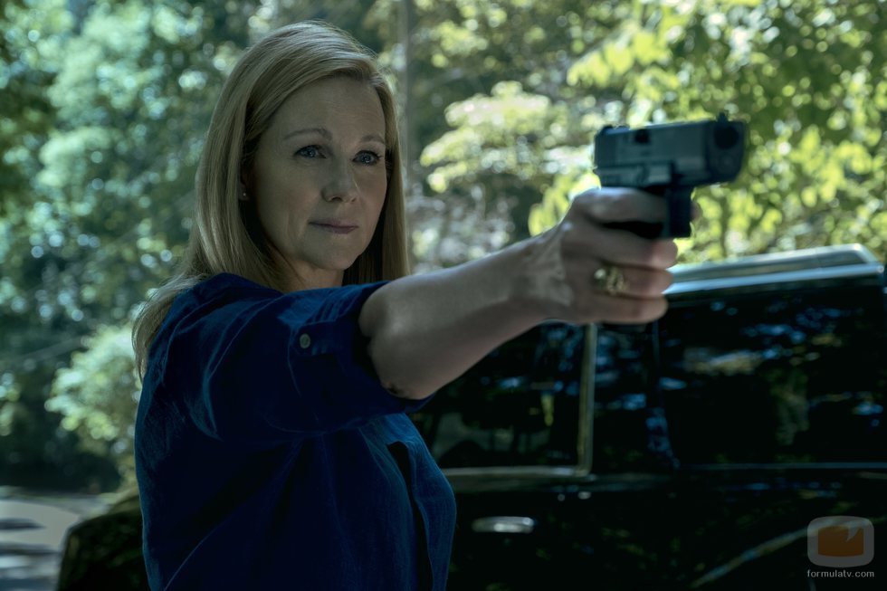Wendy Byrde empuña una pistola en la tercera temporada de 'Ozark'