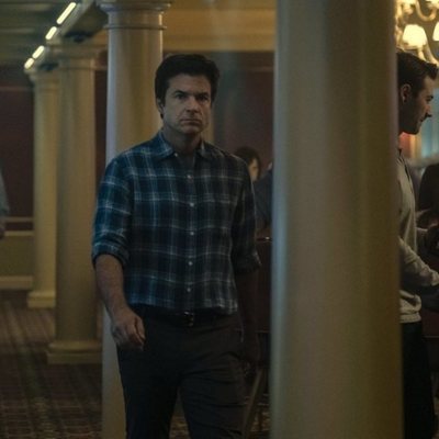 Marty Byrde camina enfadado en la tercera temporada de 'Ozark'