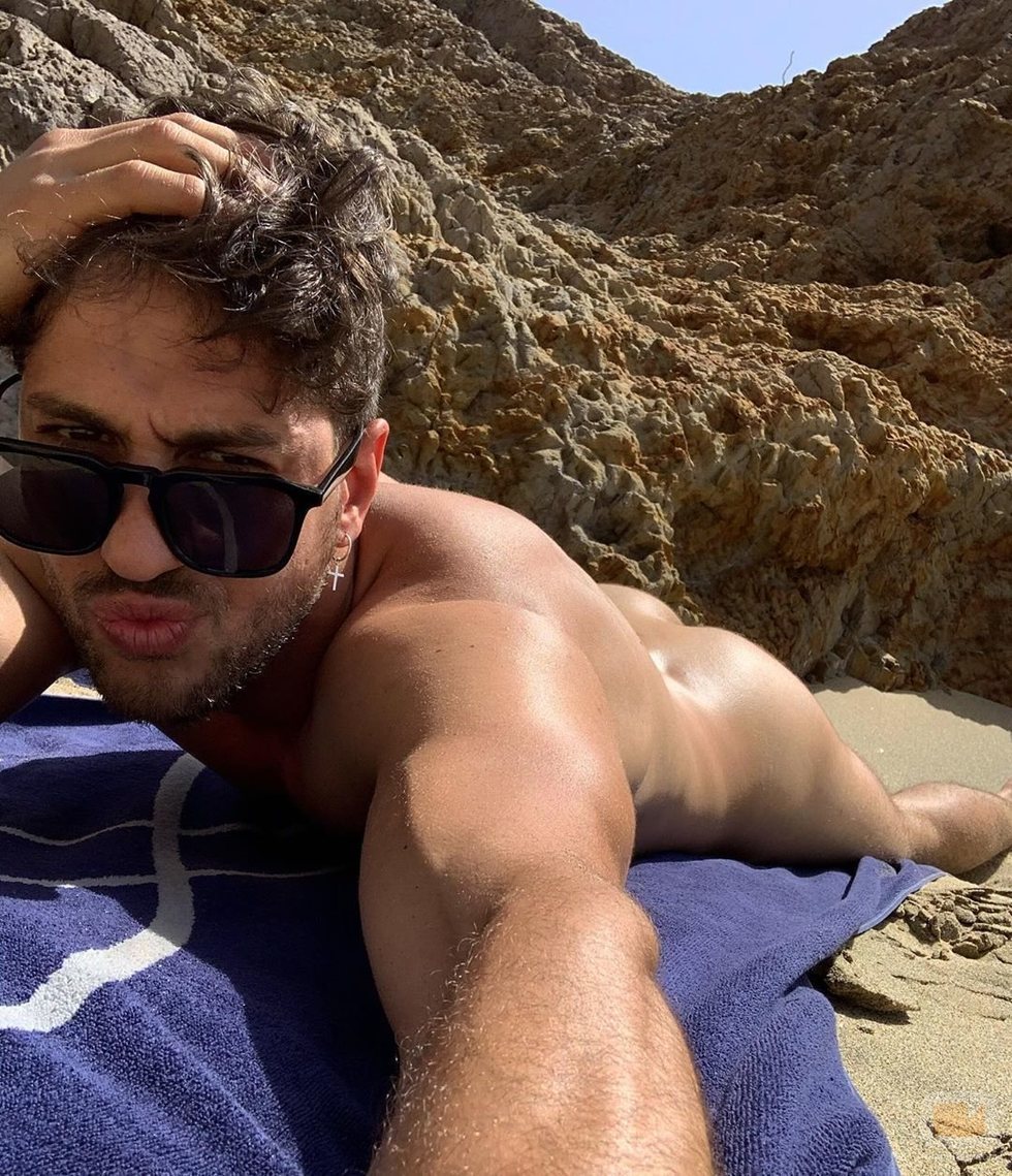 Dani Luque, actor de 'Mercado central', completamente desnudo en la playa