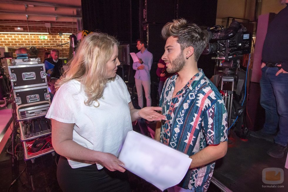 Blas Cantó conversa con Nicoline Refsing en el primer ensayo para Eurovisión 2020