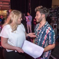 Blas Cantó conversa con Nicoline Refsing en el primer ensayo para Eurovisión 2020