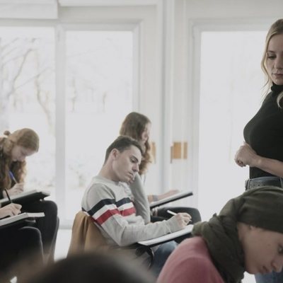 Ángela Cremonte imparte una clase, en 'Mentiras'