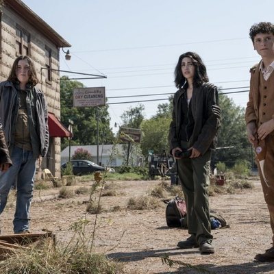 Iris, Silas, Hope y Elton en 'The Walking Dead: World Beyond'