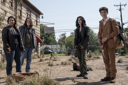 Iris, Silas, Hope y Elton en 'The Walking Dead: World Beyond'