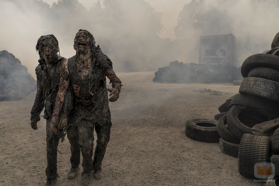 Dos criaturas calcinadas en 'The Walking Dead: World Beyond'