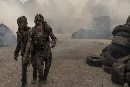 Dos criaturas calcinadas en 'The Walking Dead: World Beyond'