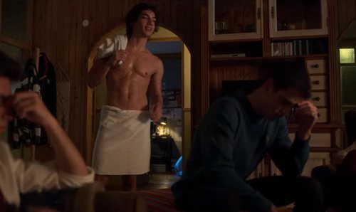 Valerio luce torso desnudo en la temporada 3 de 'Élite'