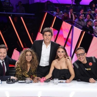 Manel Fuentes junto a los miembros del jurado en la Gala 10 de 'Tu cara me suena 8'