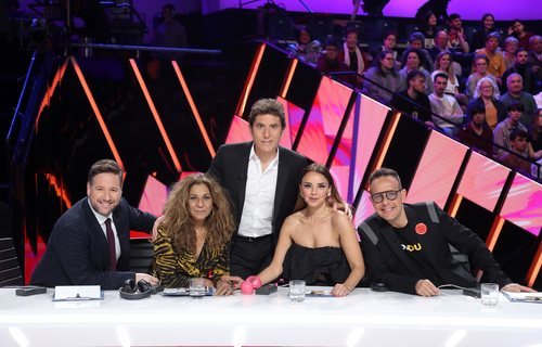 Manel Fuentes junto a los miembros del jurado en la Gala 10 de 'Tu cara me suena 8'