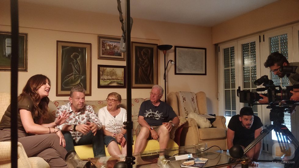 Alberto Chicote con sus padres y Mamen Mendizábal en el rodaje de 'Palo y astilla'
