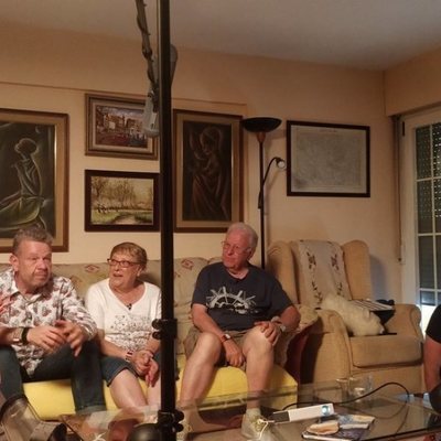 Alberto Chicote con sus padres y Mamen Mendizábal en el rodaje de 'Palo y astilla'