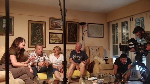 Alberto Chicote con sus padres y Mamen Mendizábal en el rodaje de 'Palo y astilla'