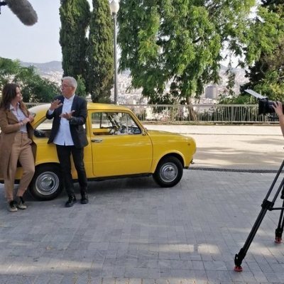 Xavier Sardà y Mamen Mendizábal, junto a un coche en 'Palo y astilla'