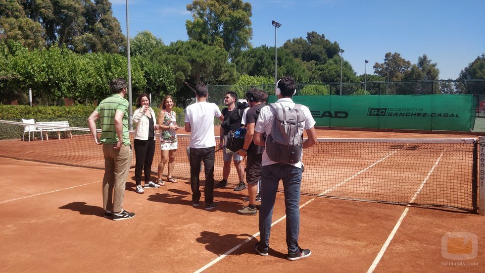 Arantxa Sánchez Vicario, con su familia y Mamen Mendizábal en la grabación de 'Palo y astilla'