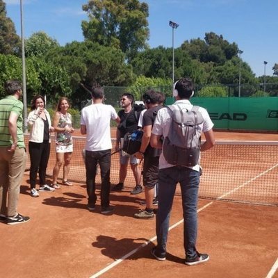 Arantxa Sánchez Vicario, con su familia y Mamen Mendizábal en la grabación de 'Palo y astilla'