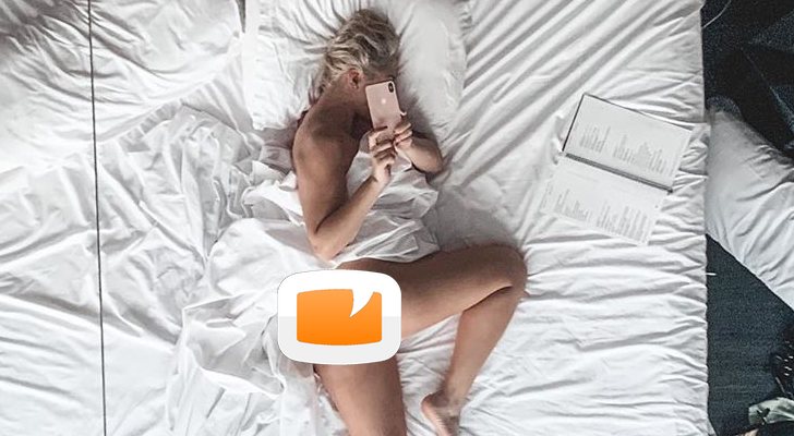 Patricia Steisy completamente desnuda en su cama