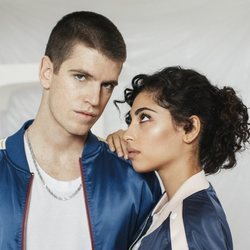 Guzmán y Nadia en un posado de la temporada 3 de 'Élite'