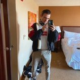 Thomas Doherty ('Los Descendientes') marca paquete en una imagen frente al espejo