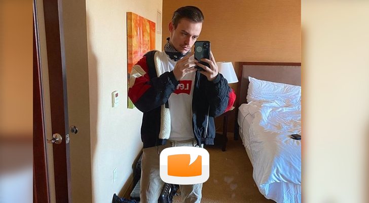 Thomas Doherty ('Los Descendientes') marca paquete en una imagen frente al espejo