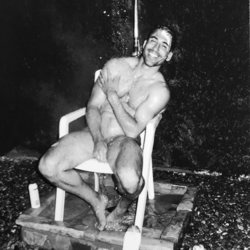 Miguel Ángel Silvestre, desnudo integral bajo la ducha