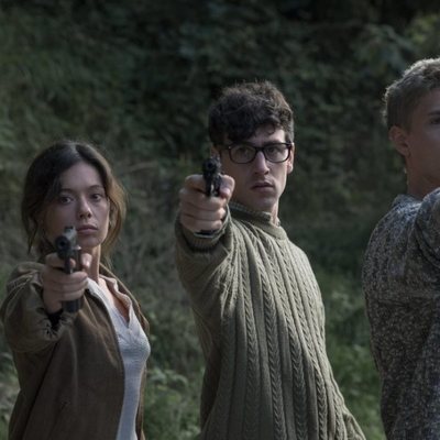 Anna Castillo, Àlex Monner y Patrick Criado en una escena de 'La línea invisible'