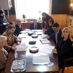 Parte del equipo de 'El Ministerio del Tiempo' en el rodaje de la cuarta temporada