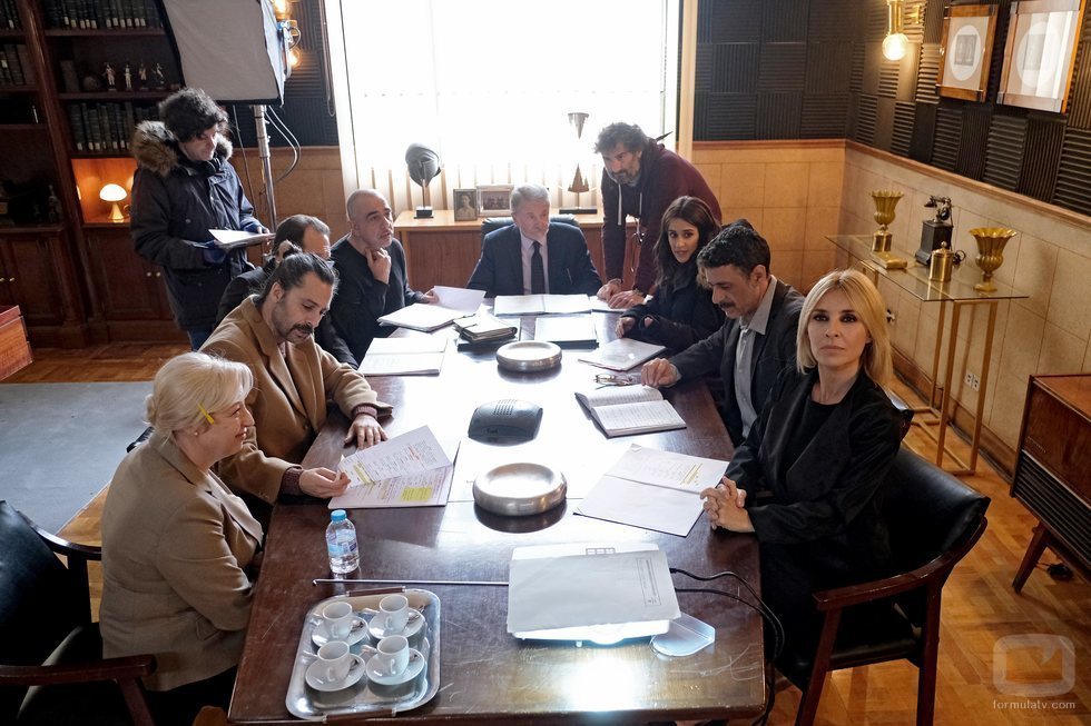Parte del equipo de 'El Ministerio del Tiempo' en el rodaje de la cuarta temporada