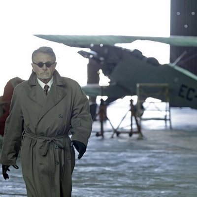 Salvador Martí en un aeródromo en 'El Ministerio del Tiempo'