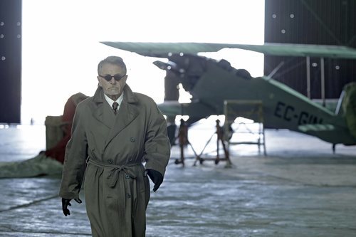 Salvador Martí en un aeródromo en 'El Ministerio del Tiempo'