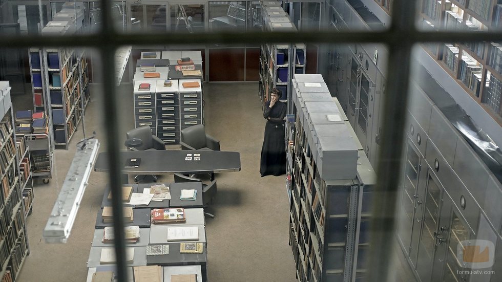 Amelia en el archivo histórico de 'El Ministerio del Tiempo' en la cuarta temporada