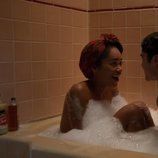 Laura Harrier se da un baño con Darren Criss en la serie 'Hollywood'