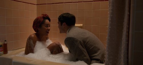 Laura Harrier se da un baño con Darren Criss en la serie 'Hollywood'