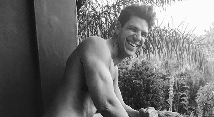 Diego Matamoros, completamente desnudo en el balcón