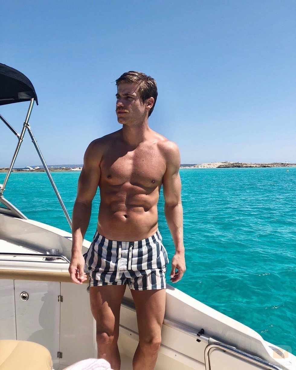 Adrián Pedraja posa en bañador con el torso desnudo