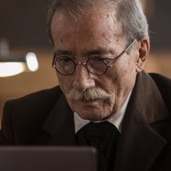 Manolo Cal como Benito Pérez Galdós en 'El Ministerio del Tiempo'