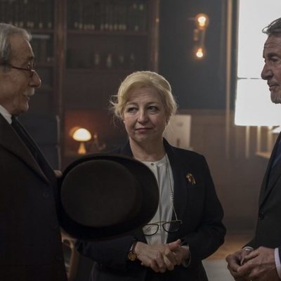 Benito Pérez Galdós juntos a Salvador y Angustias en 'El Ministerio del Tiempo'