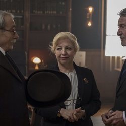 Benito Pérez Galdós juntos a Salvador y Angustias en 'El Ministerio del Tiempo'