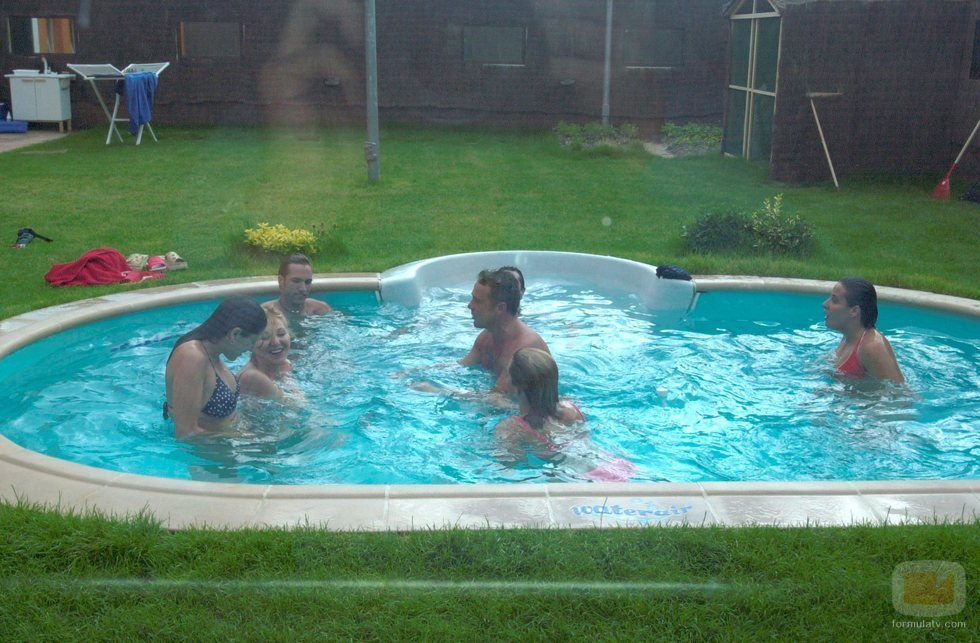 Los concursantes de 'GH 1' se bañan en la piscina