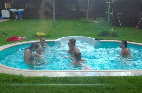 Los concursantes de 'GH 1' se bañan en la piscina