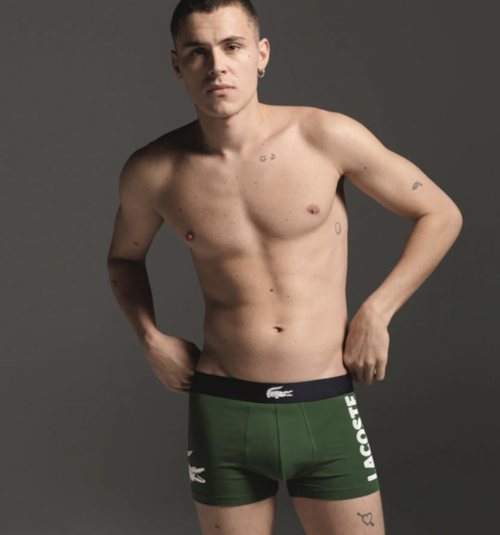 Arón Piper ('Élite') marca paquete en una campaña promocional de calzoncillos