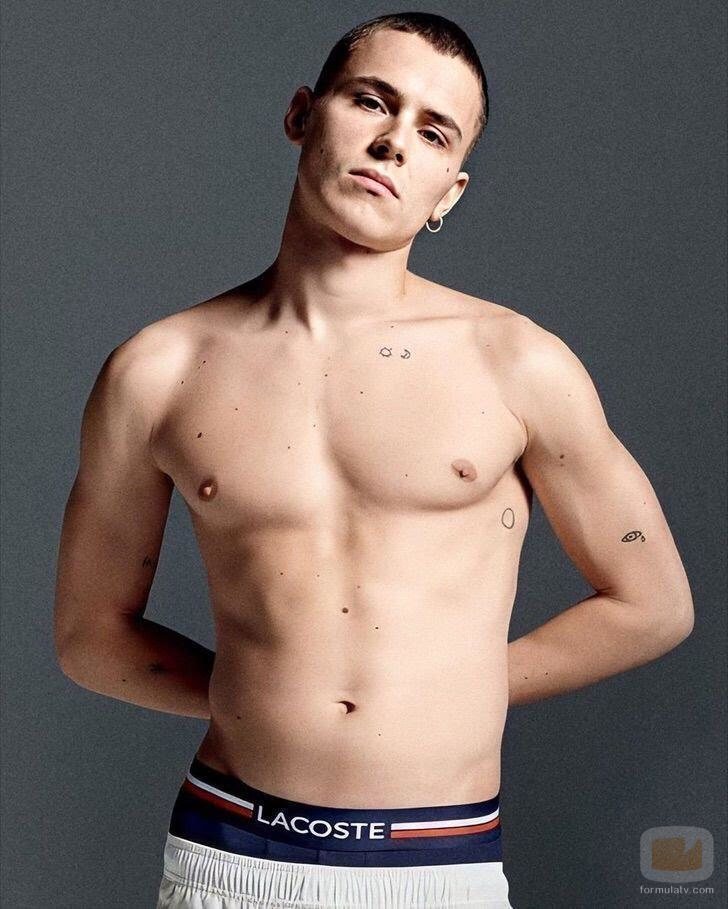 Arón Piper ('Elite'), sin camiseta, luce pectorales en la nueva campaña publicitaria