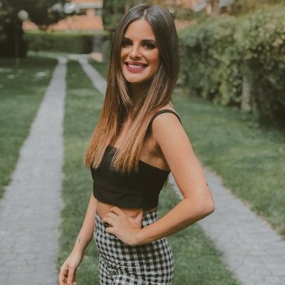 Alexia Rivas, reportera de 'Socialité', posa en un jardín