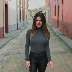 Alexia Rivas, reportera y redactora de 'Socialité', posando