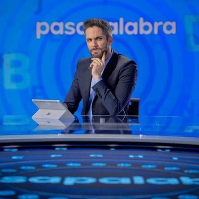 Roberto Leal posa en el plató de 'Pasapalabra' en Atresmedia