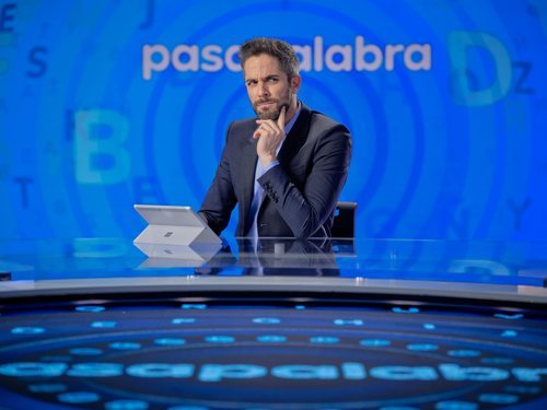Roberto Leal posa en el plató de 'Pasapalabra' en Atresmedia