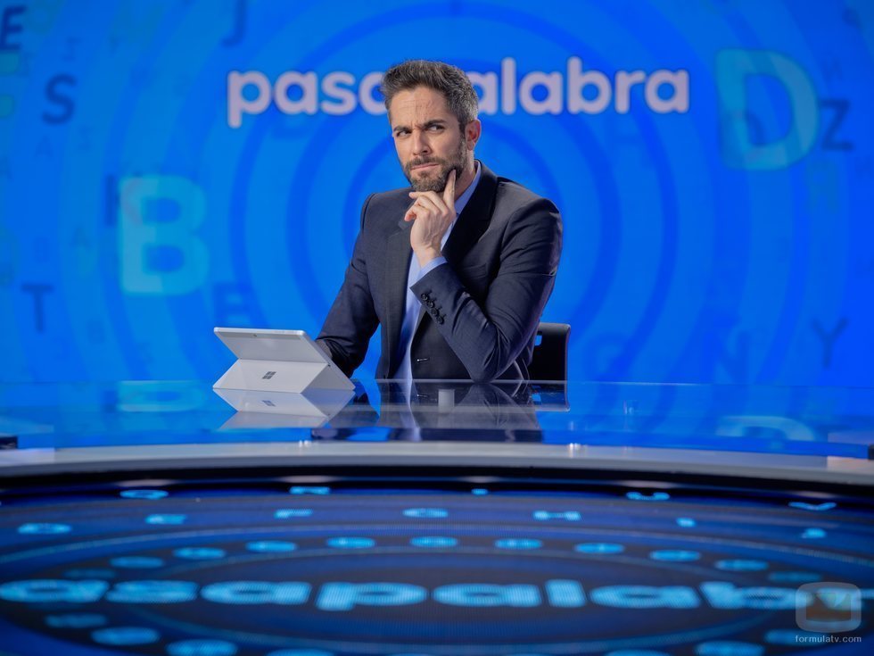 Roberto Leal posa en el plató de 'Pasapalabra' en Atresmedia