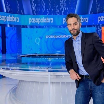 Roberto Leal, frente a la mesa central de 'Pasapalabra'