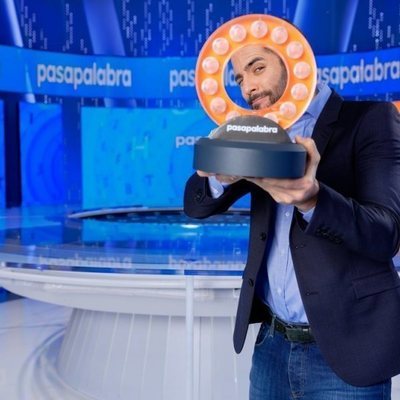 Roberto Leal juega en el plató de 'Pasapalabra'
